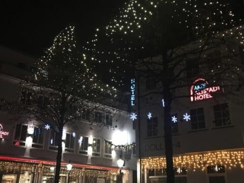 Außenansicht des Altstadthotels Arte Fulda mit Silvesterbeleuchtung